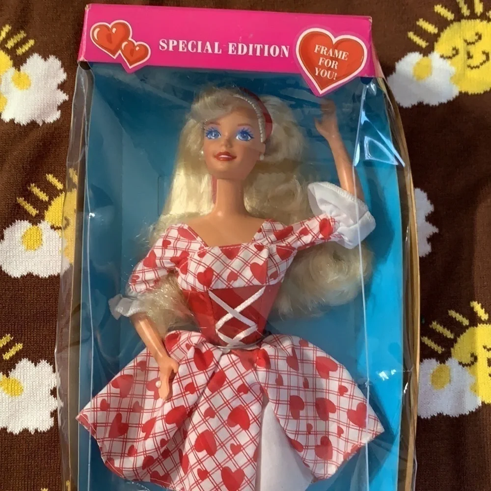 Vintage 1995 Mattel Valentine’s Day sweetheart Barbie special edition blonde